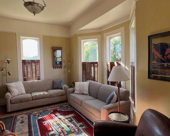 Spacious modernized 5-bedroom farmhouse on vineyard - Oakley