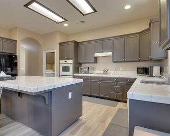 Remodeled Livingston Home w/ Private Backyard! - Livingston - Kitchen