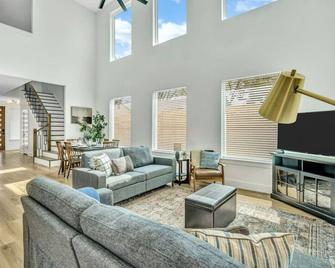 Modern 4 Bedroom Retreat with Enchanting Amenities - 댈러스 - 거실