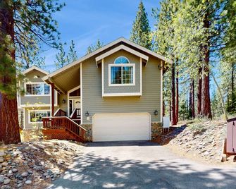 Gold Dust Getaway with Foosball, Big Deck & Forest Views | Near Slopes - South Lake Tahoe - Gebäude