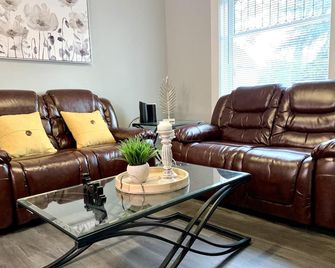 3br Gem Near Falls-Sleeps 6 Comfortably - Niagara Falls - Living room