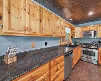Forest Escape w/ Hot Tub & Bunk Rooms - Sturgis - Cocina