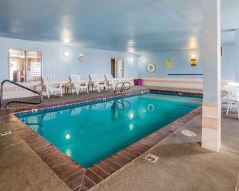 Fairbridge Inn & Suites Sunnyside - Sunnyside - Zwembad