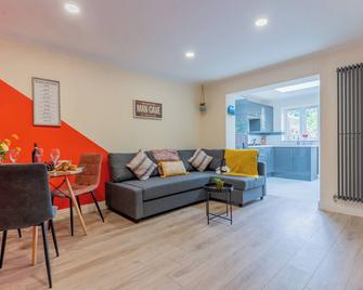 20 min drive to LHR Cozy 1 bed home in Hayes|Free parking - Northolt - Living room