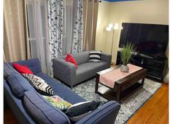 Charming Home Close to DC - Silver Spring - Living room