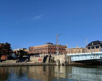 Fits 4 Comfortably by River w/ Parking - Front - 포트 휴런