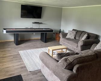 Piedmont Lake Marina Road Cabin Rental - Freeport - Living room
