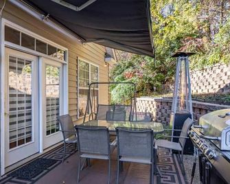 Family-friendly single home/Walking distance to shopping center and restaurants - Charlottesville - Patio