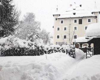 Schloss Saalhof - Zell am See - Building