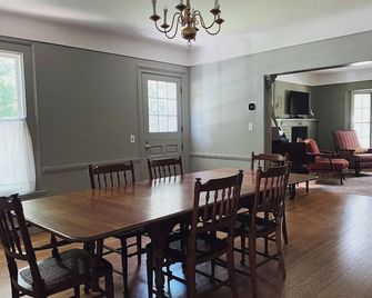 Peaceful Farmhouse Retreat Near Ann Arbor & Brighton - Brighton - Comedor