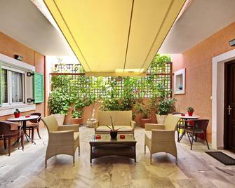 Aloe Luxury Apartments - Porto Cheli - ลาน