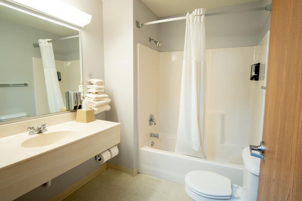 Coratel Inn & Suites by Jasper New Richmond - New Richmond - Badkamer