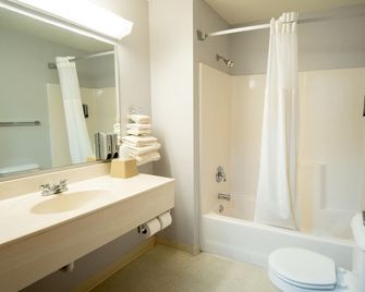 Coratel Inn & Suites by Jasper New Richmond - New Richmond - Badkamer