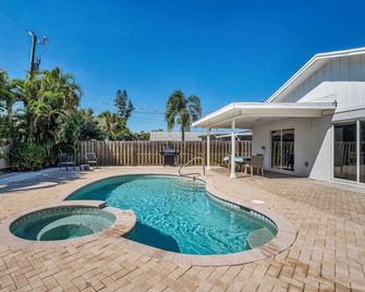 Sun, Fun, and Poolside Bliss: Naples Vacation Home - Naples - Pool