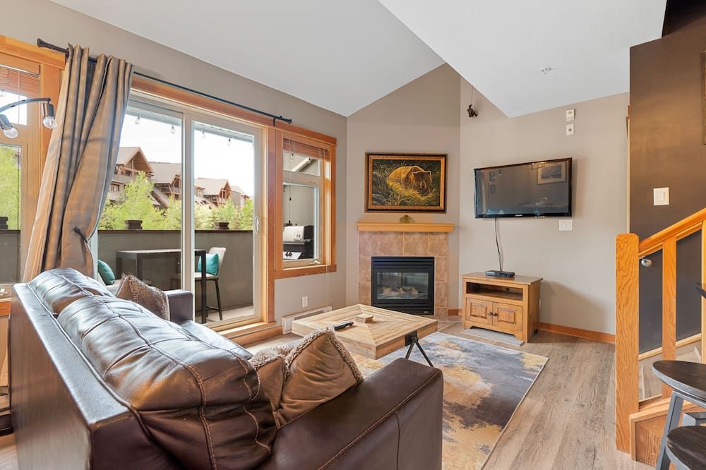 Canmore Penthouse Loft / Round Heated Outdoor Pool - كانمور - غرفة معيشة