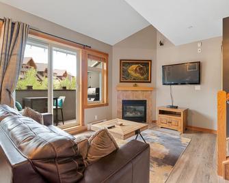 Canmore Penthouse Loft / Round Heated Outdoor Pool - كانمور - غرفة معيشة