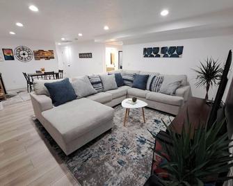 Ohana Aloha Guest Suite. A comfortable place that is quiet, cozy, and private. - Eagle Mountain - Living room