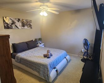 Luxurious 4bd3.5ba Spacious Game Room Loft Big Yard - Overland Park - Bedroom