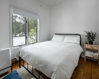 Charming Lake Front Cottage - Swan Lake - Bedroom