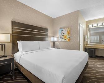 Best Western Plus Park Place Inn - Mini Suites - אנהיים - חדר שינה