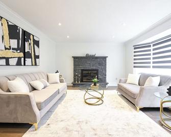 Newly Renovated Home in Whitby - Whitby - Living room