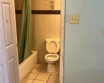 Sun Motel - San Antonio - Bathroom
