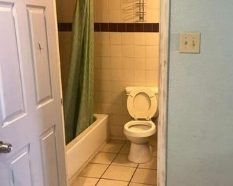 Sun Motel - San Antonio - Baño
