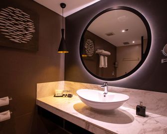 Coro Hotel - Manila - Baño