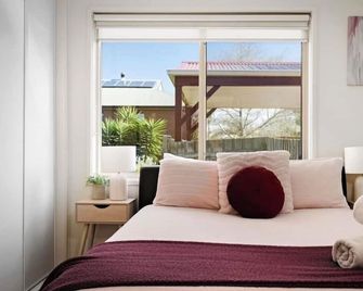 Sunbury on the hill close to airport with wifi pet friendly - Sunbury - Habitación
