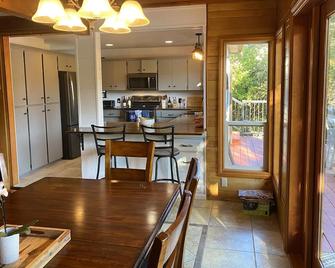 Large family-friendly waterfront house in Lake Cowichan - Lake Cowichan - Kitchen