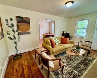 Charming 2-bedroom house with WiFi, Minutes from Masters & Downtown Augusta - Augusta - Living room