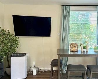Dt Stylish & Newly Renovated Home 2br Sea Tac 6 Miles With Ac - Renton - Dining room
