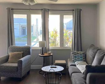 Comfy 3-Bedroom Near The Beach With A Pool & Grill - Millsboro - Living room