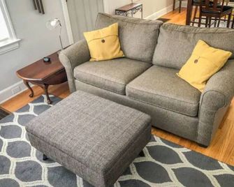 Baker Street Bungalow, Cozy! Near Downtown! Sleeps 4, Local Golfing 50% Offf! - Baker City - Living room