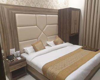 Hotel Malhotra inn 50 Meter from Golden Temple - Amritsar - Bedroom