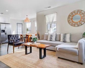 2-bedroom house in Beautiful San Diego with WiFi, AC - San Diego - Living room