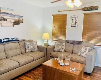 The Lighthouse Retreat Ap338 - Aransas Pass - Living room