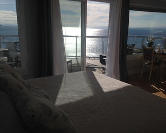 Donna's Bed & Breakfast - White Rock - Bedroom