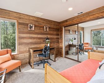 Mountain Retreat on 5 acres with nature views, deck, hot tub, EV charging - Mariposa - Living room