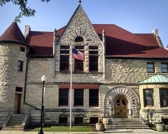 Ensuring a Very Comfortable & Memorable Stay! Minutes From Cosley Zoo - Warrenville