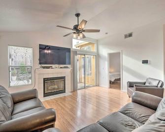 Cozy Home w/ Hot Tub ~ 13 Mi to Sacramento - Elk Grove - Living room
