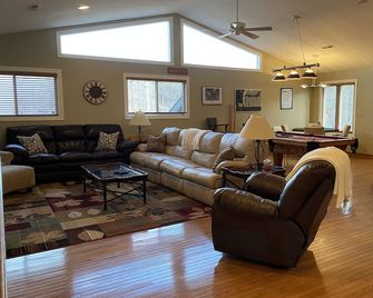 Your Paradise Awaits at the Lake! Large game room and New Dock Bar! - Sunrise Beach - Sala de estar