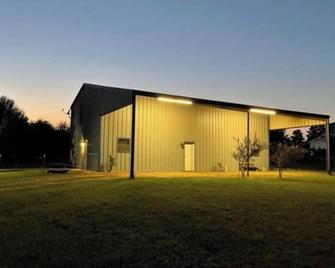 Spacious 3 bedroom barndominium at the Speedway - Kilgore - Gebäude