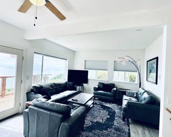 Paradise Suites Eagles Nest - Homer - Living room