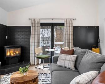 Artist Bluff: Chic 1br Retreat | King Bed, Fireplace, Private Access - Lincoln - Sala de estar