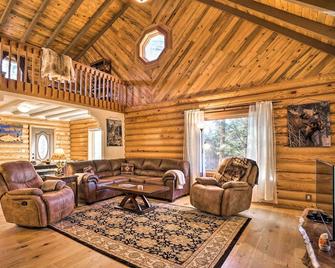 Cabin on Kenai Peninsula Family and Group Friendly! - Кенай - Вітальня