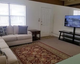 Cozy Cottage Apartment with All Amenities - Idabel - Living room