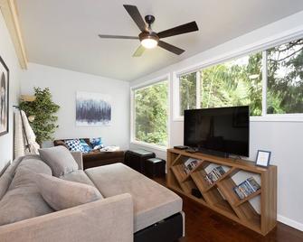 Gorgeous 2BR cabin on secluded lot minutes from Hood Canal activities - Brinnon - Living room