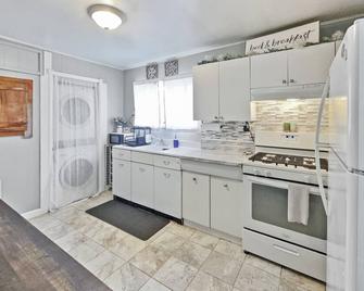 Cute and Comfortable, pet-friendly, close to many amazing attractions. - Dove Creek - Cocina