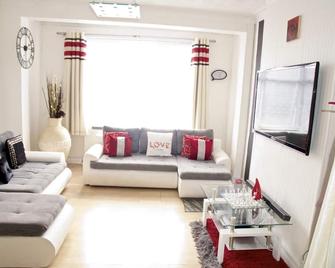 A & L Lodgings - London - Living room